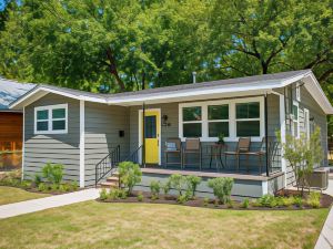 Walk to the Silos! 3 Bed 1960's Bungalow Near Baylor