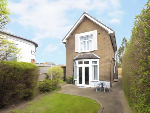 Detached 4-Bed House Near Heathrow