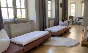 Room in Apartment - Schlafen Wie Prinzessinnen in Kemptens Schlösschen