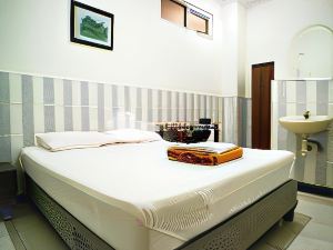 Hoki Homestay Mitra RedDoorz Near Rumah Sakit Dr Soetomo Surabaya