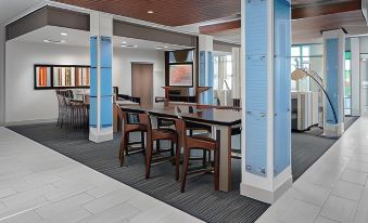 Holiday Inn Express & Suites Elkhorn - Lake Geneva Area