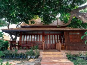 Baan Lhang Wangh, house behind the palace