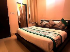 Sada Shiv Guest House ,3 Star Hotel Near Kashi Vishwanath Temple and Dashashwamedh Ghat with Parking