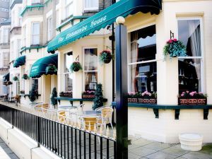 Ilfracombe House Hotel - Near Cliffs Pavilion