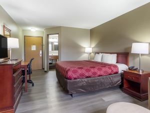 Econo Lodge Inn & Suites