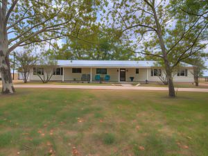 Spacious Home - Fire Pit, BBQ and Outdoor Seating!