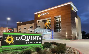 La Quinta Inn & Suites by Wyndham Dallas/Fairpark