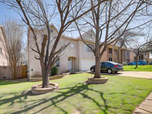 Austin Home w/ Deck - 9 Mi to Zilker Park!