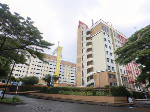 RedLiving the Golf Apartement Modernland - Maria Room Tower Red