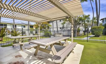 Sunny Central Condo Lanai and Community Pool Access