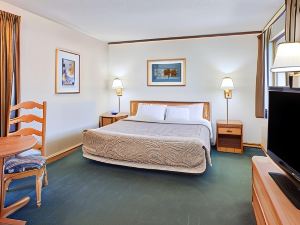 Super 8 by Wyndham Mackinaw City/Beachfront Area