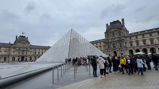 盧浮宮博物館是世界最大、最古老、最著名的博物館之一，是世界四