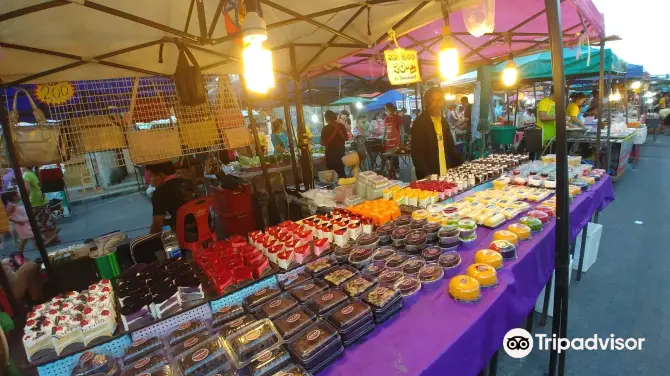 ตลาดวันเสาร์ของบ้านขนอม คนเดินถนนคนเดิน