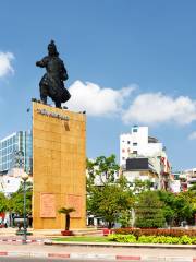 Trần Hưng Đạo Statue