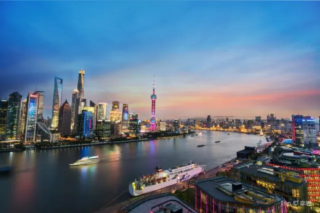 The Bund: Shanghai Landmarks 