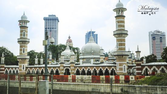 嘉美清真寺（MASJID JEMAK）是传统的伊斯兰风格的建