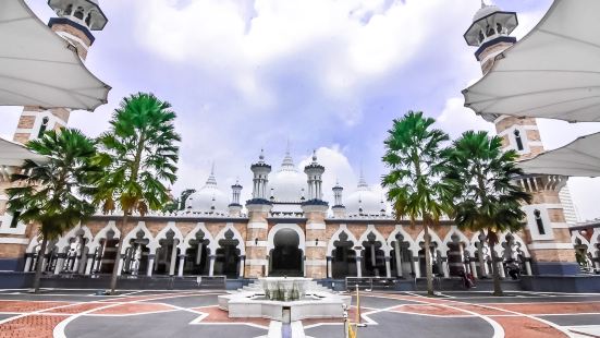 the Jamek Mosque is located ar