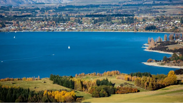 All Kinds of Blue, Such as Milky Blue, Azure Blue, Lazuli Blue, Etc., They Interpret the Lakes of New Zealand Incisively and Vividly.