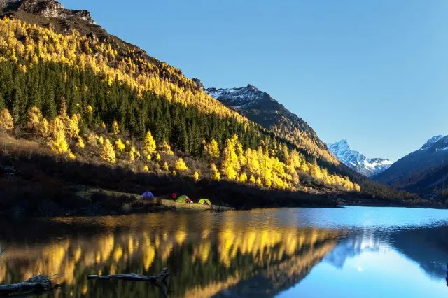 Touring Around Jiuzhaigou, Enjoying The Scenery Of West Sichuan In The Colorful Forests Of Heishui.