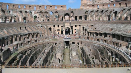 罗马斗兽场（Colosseum）遗址位于罗马市中心的古罗马市