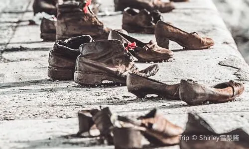 Shoes on the Danube Bank