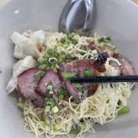 หมี่เกี๊ยวหมูแดงเตาถ่านในภูเก็ต