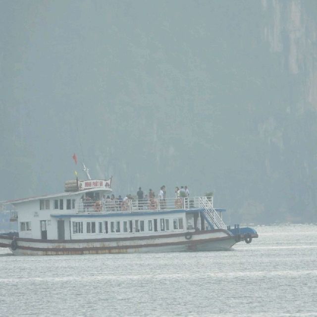 下龍灣景點--雄偉的太陽世界燈塔