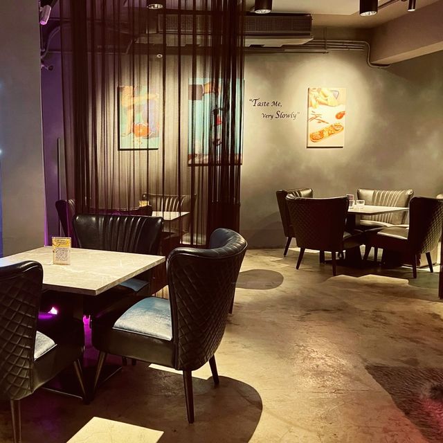 迷幻燈光氛圍超好｜房間餐酒館The Room Bistro｜震撼你的視覺