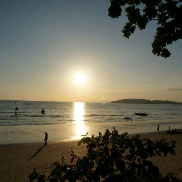 🏖석양이 아름답고, 롱테일 보트 매표소가 있는 크라비 아오낭 비치