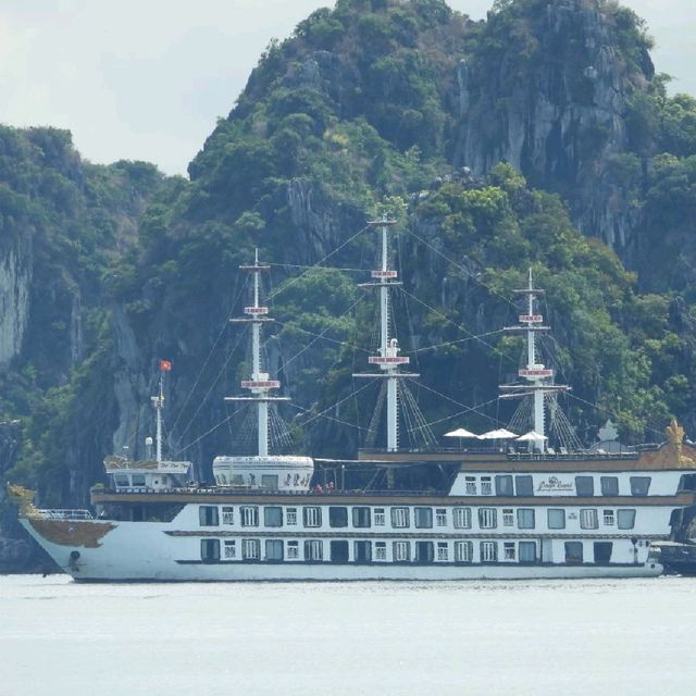 下龍灣景點--雄偉的太陽世界燈塔