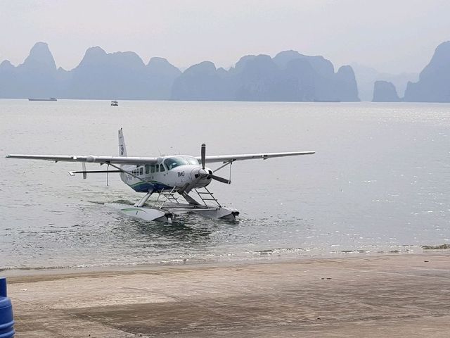 到秦州島碼頭坐遊覽船游海上下龍灣