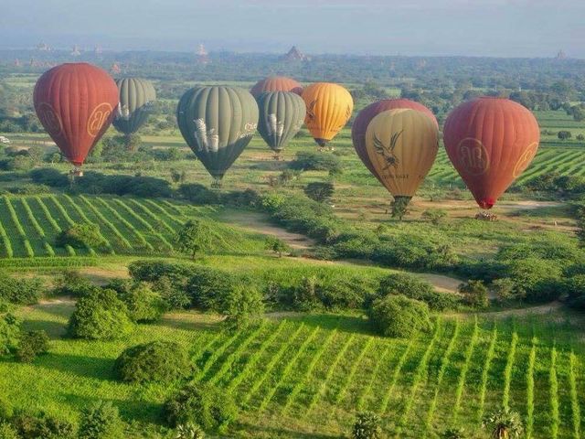 BALLOONS OVER BAGAN 