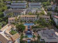 Andamantra Resort and Villa Phuket : By The Griffi