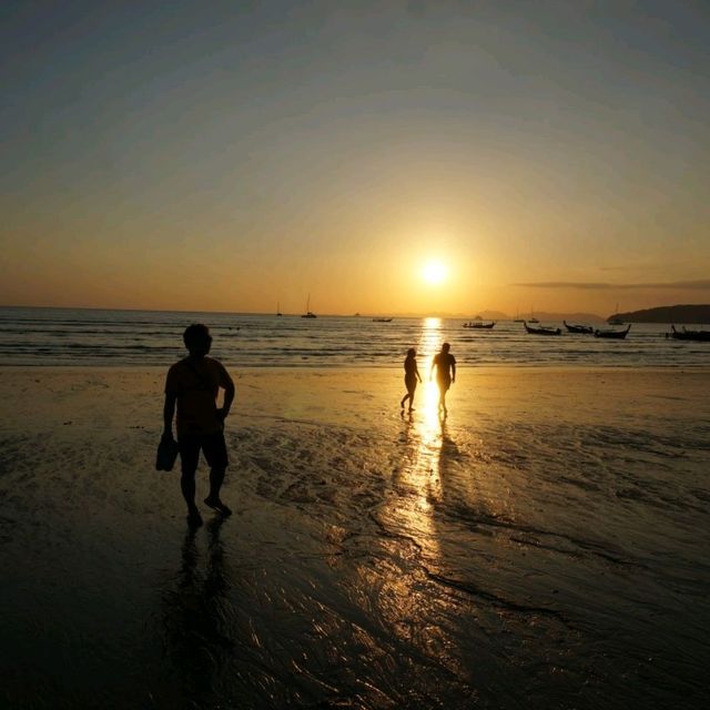 🏖석양이 아름답고, 롱테일 보트 매표소가 있는 크라비 아오낭 비치