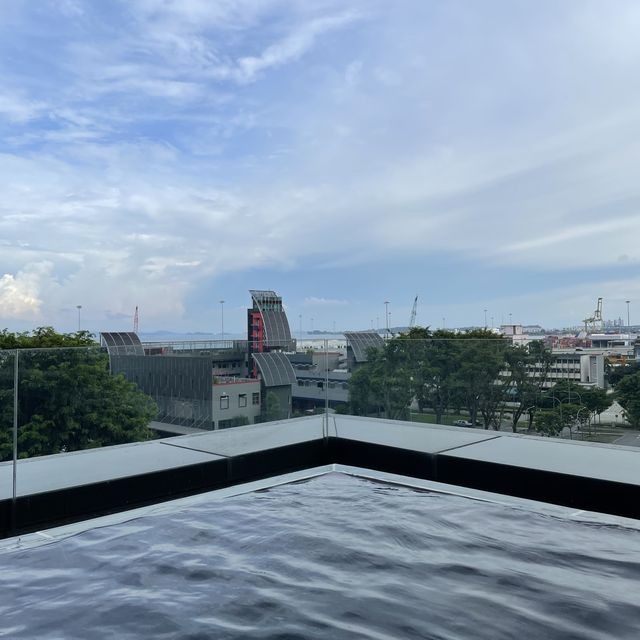 Infinity pool at Oakwood AMTD Singapore 