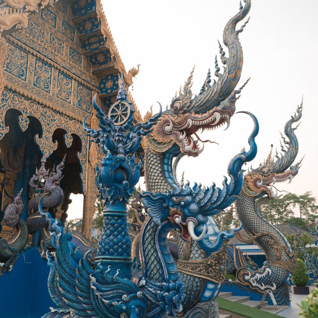 Shades of Blue: Wat Rong Suea Ten