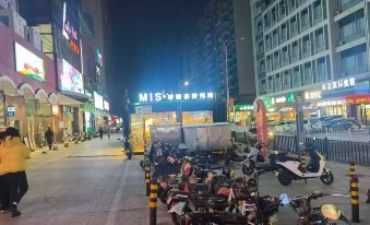 Yijiayi Apartment (Guangzhou Baiyun Airport Qingtang Subway Station)