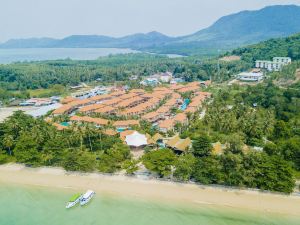 Blue Bay Resort - Access to Pool and Beach-Phuket & Krabi