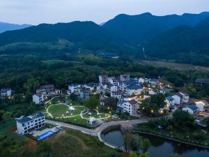 Huazhu Village · Hot Spring Lake Resort Hotel