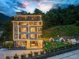 Floral Lux Hotel·Ying Lu Guesthouse (Shennongjia Dajiu Lake Store)