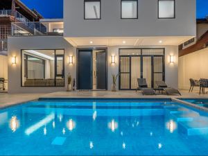 Private Pool, KTV in Downtown Single Family Villa