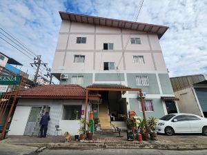 Freesia Bangphi Guest House