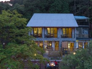 Floral Hotel · Lushan Yunbian Mountain House (Lushan Mountain Store)