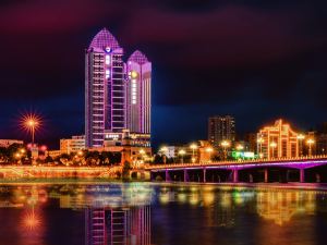 Hanzhong Rongjia International Hotel (Hanjiang Wetland Park Store)