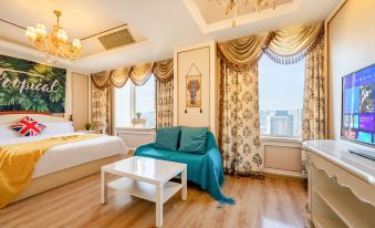 Ganghui Four Seasons Hotel Apartment (Dalian Railway Station Zhongshan Square)