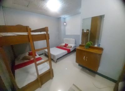 Family room - 4 adults RedDoorz Hostel @ Ritz Place Baguio Photo