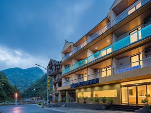 Floral Hotel·Yunye Country House Homestay (Shennongjia Dajiuhu  Pingxuan Ancient Town Branch)