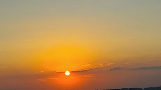 夜晚的凌空非常漂亮，看完噴泉登上樓頂看夕陽