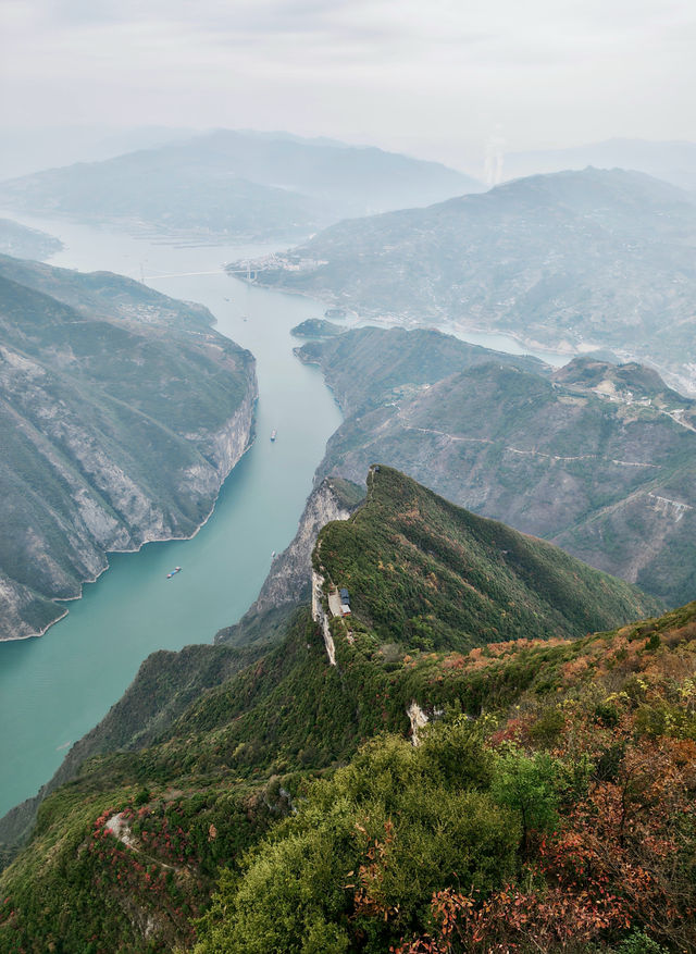 登臨三峽之巔輕舟已過萬重山