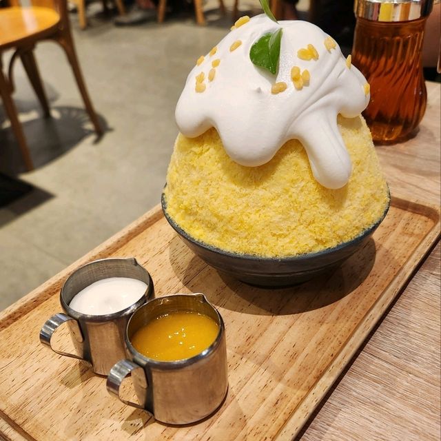 we tried 1 of top 10 dessert spots in BKK!